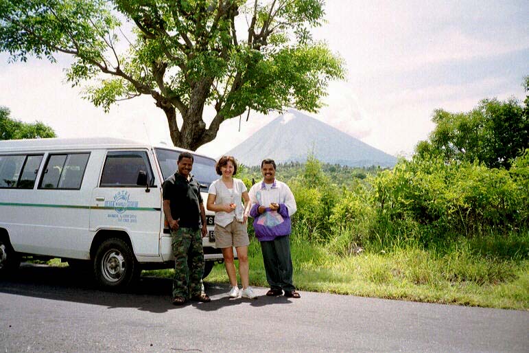 Auto mit Fahrer auf Flores in Indonesien