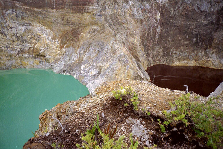 Tiwu Nuwa Muri Koo Fai. Türkisfarbener See mit rotem See im Hinergrund