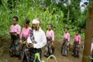 Weben der Ikat Stoffe in den Dörfern Sikka un Watublapi auf der Insel Flores in Indonesien. Dies ist auch auf Sumba/Kleine Sunda Inseln Tradition