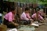 Weben der Ikat Stoffe in den Dörfern Sikka un Watublapi auf der Insel Flores in Indonesien. Dies ist auch auf Sumba/Kleine Sunda Inseln Tradition