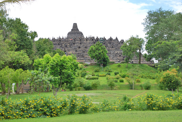Borobudur Tempel  ist wie eine Stufenpyramide gestaltet