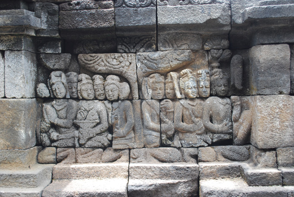 Borobudur Tempel - Ausschnitt aus einem Wandrelief. Insgesamt über 2,5 km  Reliefs befinden sich entlang der Terrassen
