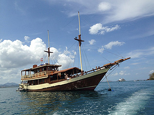 segeln in Komodo on Phinisi Boot